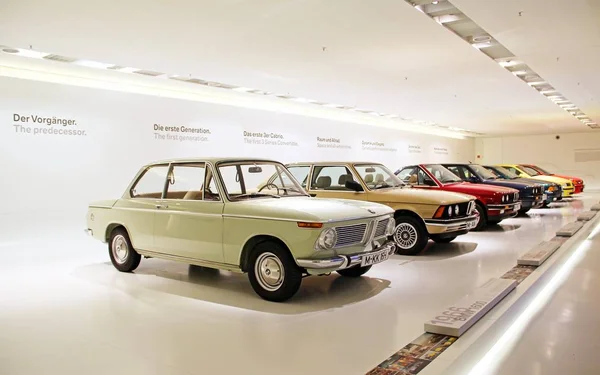 München, Almanya - 12 Nisan 2012: Satır Bmw Welt Münih, Almanya, Bmw Hall üretimi gösterir 