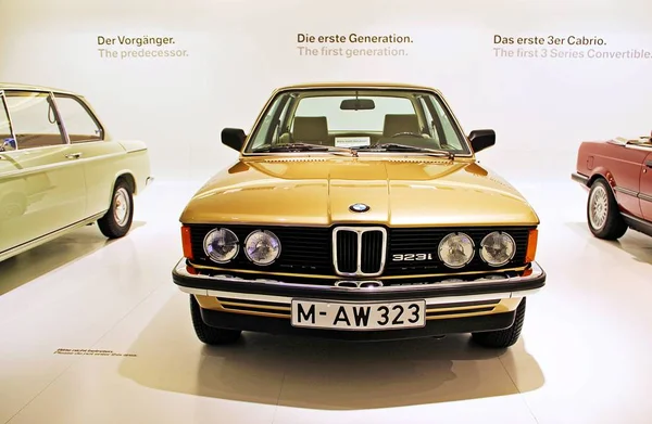 Münih, Almanya - 12 Nisan 2012: Ekran, altın kahverengi klasik Bmw, Bmw Welt Munich, Almanya