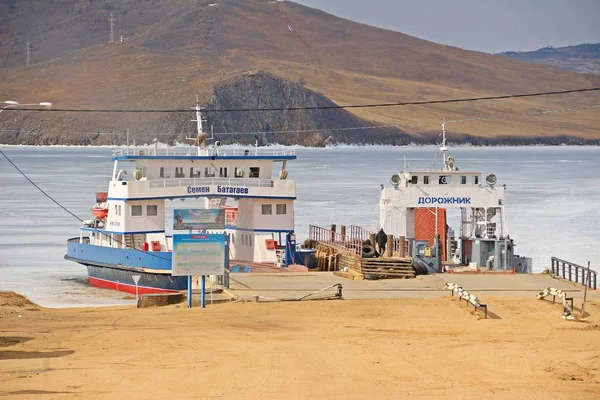 이르쿠츠크 러시아 2018 바이칼 호수를 건너에 Russainboats 없습니다 겨울에는 부두에서 — 스톡 사진