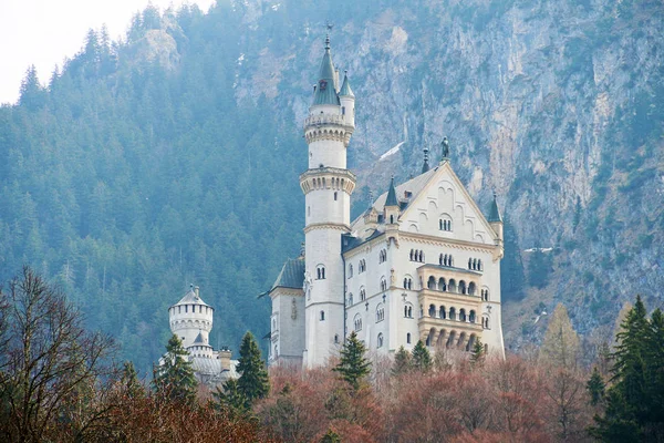 Kışın sonlarında Neuschwanstein kalesi