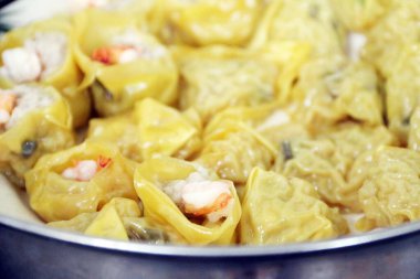 Ev yapımı karides ve domuz etinden yapılmış ve sarı unlarla sarılmış hamur tatlısı..