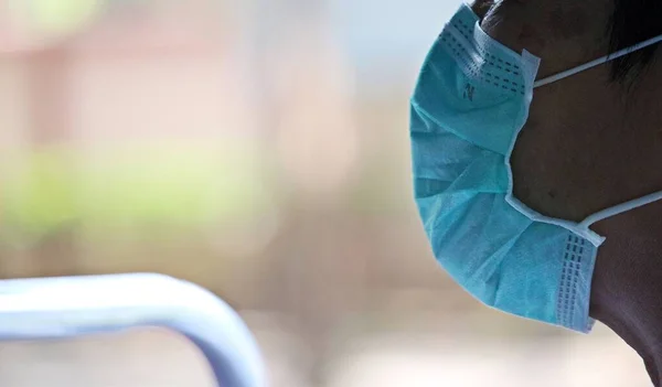 İnsanların toplum içinde maske takarak kendilerini toz ve çekimden korumaları gerekir.