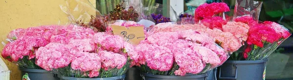 Skuggning Gerbera Samlas Buches Display Framför Blomsteraffär — Stockfoto