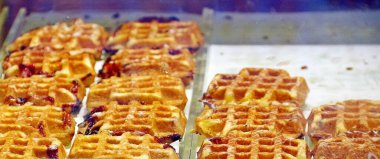Tepside çeşitli waffle 'lar satılıyor.