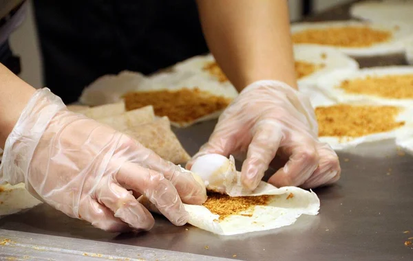 İnsan eli Jiufen, Tayvan 'da fıstıklı dondurmayı sarar.