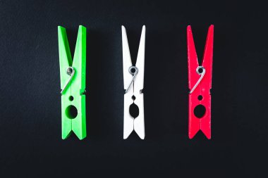 İtalyan bayrağının rengine göre dizilmiş üç mandal.