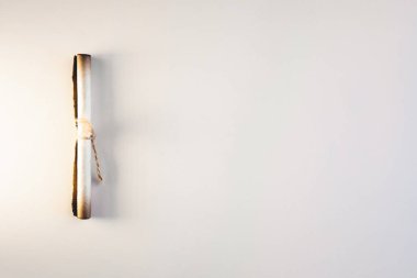 Beyaz arkaplanda eski kağıt kaydırması