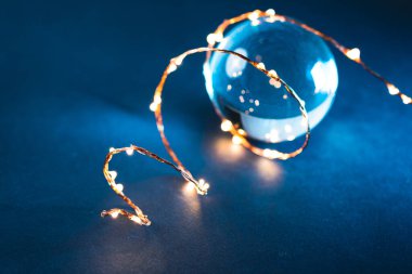 Cam küre ve koyu arkaplanda ışıklar 