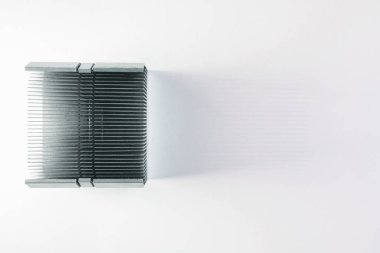 Beyaz arkaplanda metal zımba yığını