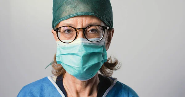 顔のマスクの女性医師 Covid 19感染症の概念 — ストック写真