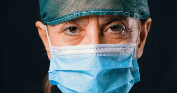 Vrouwelijke Dokter Met Gezichtsmasker Begrip Uitbraak Van Covid — Stockfoto