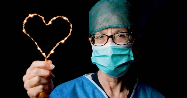 Lekarz Trzyma Ręku Symbol Serca Dać Nadzieję Pacjentom Koronawirusem — Zdjęcie stockowe