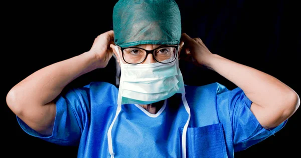 顔のマスクの女性医師 Covid 19感染症の概念 — ストック写真