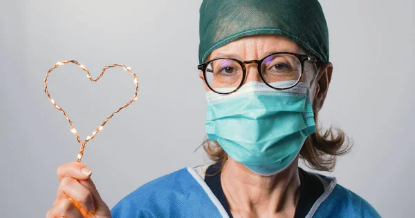 Médica Feminina Está Segurando Símbolo Coração Sua Mão Para Dar — Fotografia de Stock