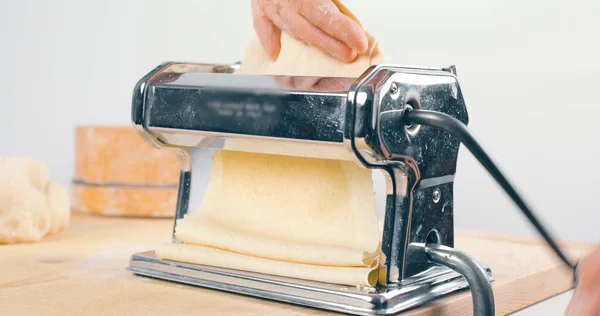 Fare Pasta Fatta Casa Mano Tagliere Legno Con Farina Fondo — Foto Stock