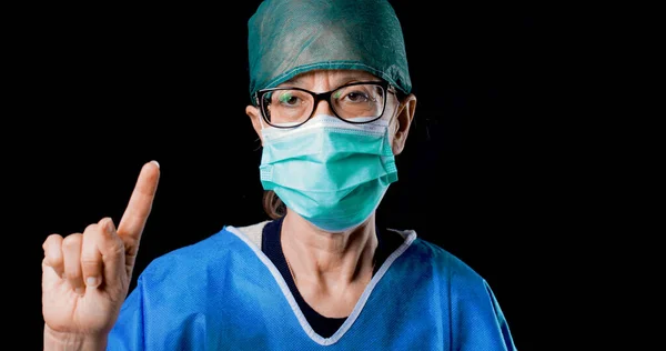 Yüz maskeli kadın doktor. covid-19 salgın konsepti