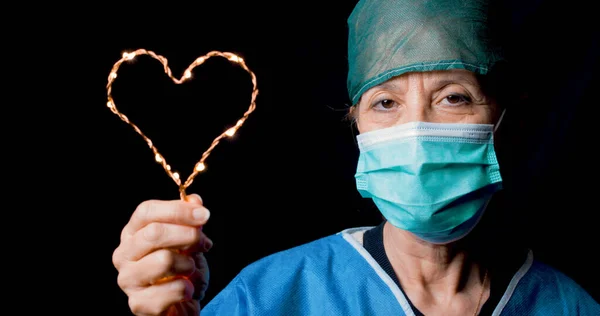Lekarz Trzyma Ręku Symbol Serca Dać Nadzieję Pacjentom Koronawirusem — Zdjęcie stockowe