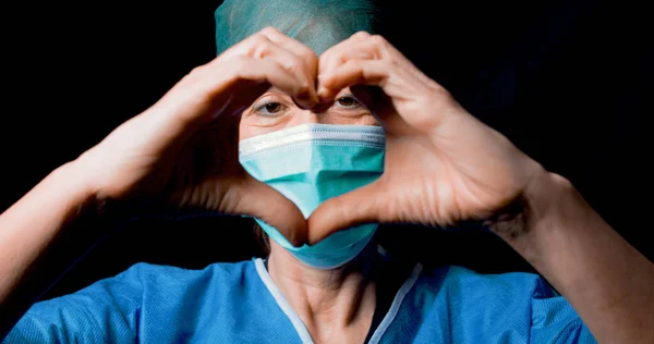Dokter Wanita Menunjukkan Simbol Jantung Dengan Tangannya Untuk Memberi Harapan Stok Lukisan  