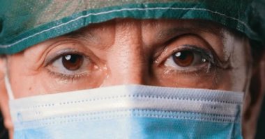 Yoğun bakımda Coronavirus hastalarını tedavi etmek için yorucu bir değişimden sonra ağlayan kadın hemşire ya da doktorun gözleri..