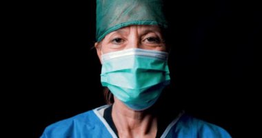 Yüz maskeli kadın doktor. covid-19 salgın konsepti