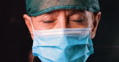 Yüz maskeli kadın doktor. covid-19 salgın konsepti