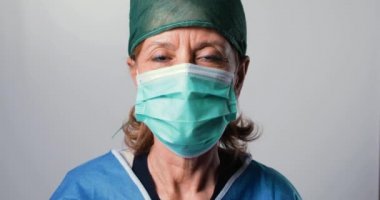 Yüz maskeli kadın doktor. covid-19 salgın konsepti