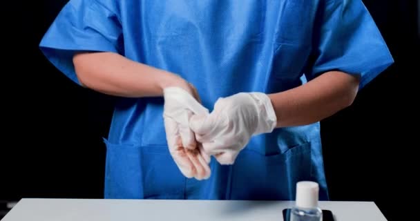 Vrouwelijke Verpleegster Doet Beschermende Handschoenen Uit Begrip Uitbraak Van Covid — Stockvideo