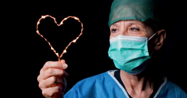 Doctora Sostiene Símbolo Del Corazón Mano Para Dar Esperanza Los — Vídeos de Stock