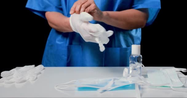 女性看護師が手袋をする Covid 19感染症の概念 — ストック動画