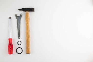 Tornavida ve çekiçle iş gören yetenekli bir teknisyenin geçmişi.