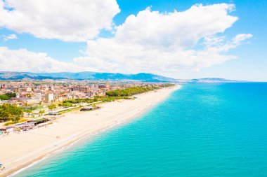 Calabria 'da deniz kenarında Locri hava manzarası