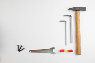 Tornavida ve çekiçle iş gören yetenekli bir teknisyenin geçmişi.