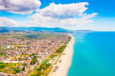 Calabria 'da deniz kenarında Locri hava manzarası