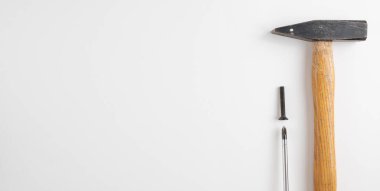 Tornavida ve çekiçle iş gören yetenekli bir teknisyenin geçmişi.