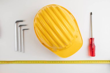 Tornavida ve çekiçle iş gören yetenekli bir teknisyenin geçmişi.