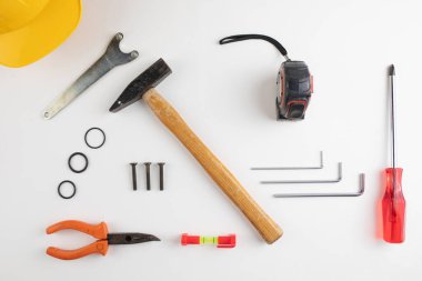 Tornavida ve çekiçle iş gören yetenekli bir teknisyenin geçmişi.