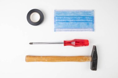 Tornavida ve çekiçle iş gören yetenekli bir teknisyenin geçmişi.