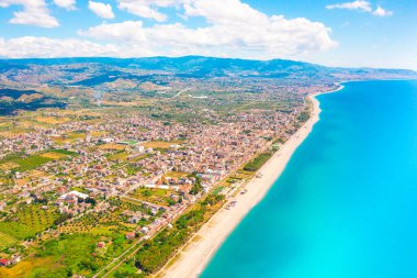 Calabria 'da deniz kenarında Locri hava manzarası