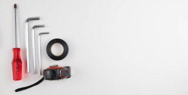 Tornavida ve çekiçle iş gören yetenekli bir teknisyenin geçmişi.