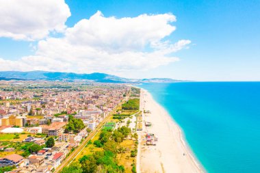 Calabria 'da deniz kenarında Locri hava manzarası