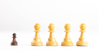 Siyah-beyaz satrancın temsil ettiği aşağılık ırkçılık.