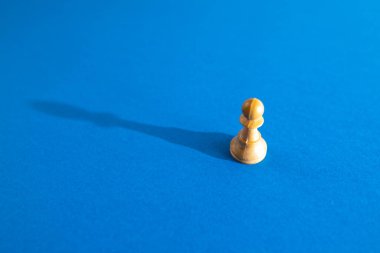 Mavi arkaplanda satranç figürü, boşluğu kopyala