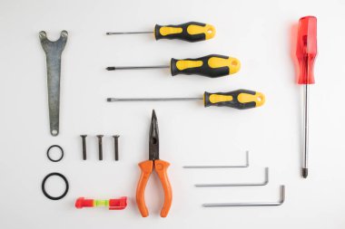 Tornavida ve çekiçle iş gören yetenekli bir teknisyenin geçmişi.