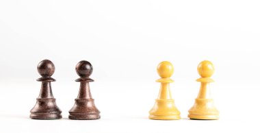 Beyaz arkaplanda satranç figürleri, boşluğu kopyala