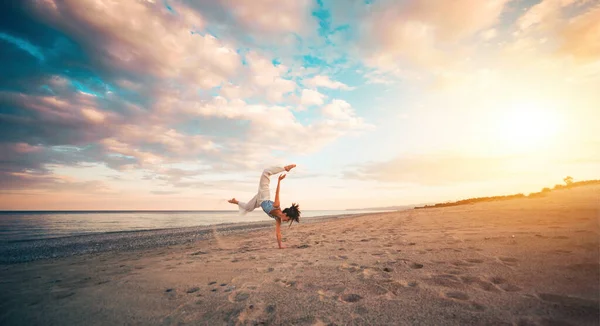 Gadis Muda Melakukan Yoga Pantai Saat Matahari Terbenam — Stok Foto