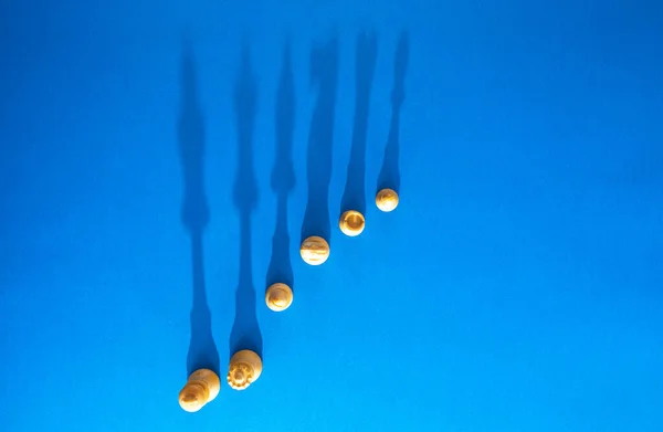 Figuras Xadrez Fundo Azul Com Sombras Espaço Cópia — Fotografia de Stock
