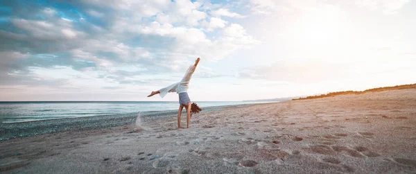 Ung Jente Gjør Yoga Stranda Ved Solnedgang – stockfoto