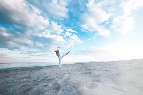 Gadis Muda Melakukan Yoga Pantai Saat Matahari Terbenam — Stok Foto