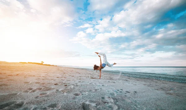 Ung Jente Gjør Yoga Stranda Ved Solnedgang – stockfoto