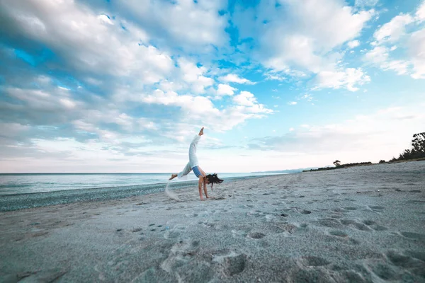 Ung Jente Gjør Yoga Stranda Ved Solnedgang – stockfoto